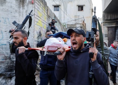 Funeral en Yenn por la periodista Shaza al Sabbagh, muerta en los choques entre facciones palestinas, el 29 de diciembre.