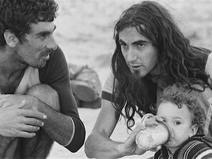 Pau Riba da el biberón a su hijo en una comuna de Formentera en los años setenta.
