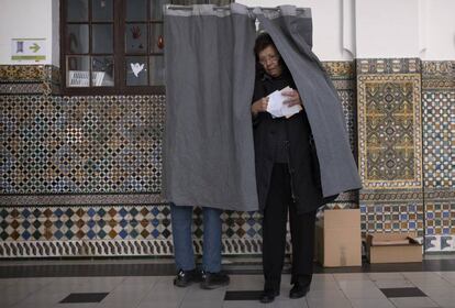 Ambiente electoral en un colegio de Sevilla.