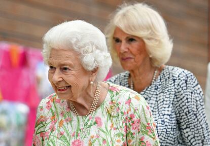 La reina Isabel II, acompañada de Camila, entonces duquesa de Cornualles, durante la cumbre del G-7 en Cornwall (Reino Unido), en junio de 2021.