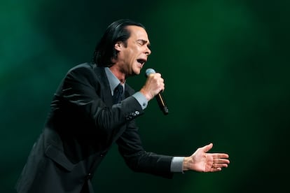 Nick Cave, caballero australiano y ejemplo del dolor convertido en aprendizaje, en concierto en Londres en 2024.