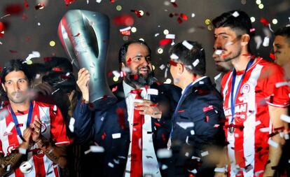 Marinakis celebra un t&iacute;tulo con el Olympiakos.