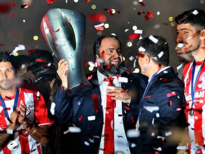 Marinakis celebra un t&iacute;tulo con el Olympiakos.