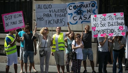 Protesta de veïns que lloguen els seus pisos a turistes.