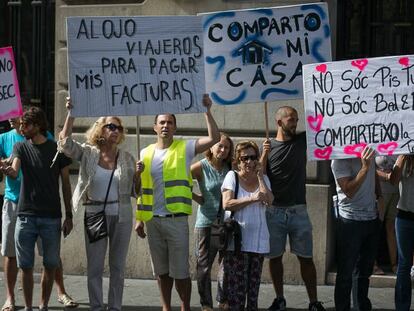 Protesta de vecinos que alquilan sus pisos a turistas.