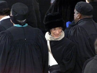 Ruth Bader Ginsburg com outros membros da Corte Suprema na cerimônia de nomeação do presidente George W. Bush em Washington, em janeiro de 2001.