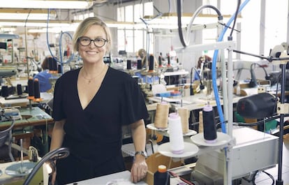 Nuria Sardà, directora creativa de Andres Sarda, la firma creada por su padre en 1962, en su taller de Barcelona.