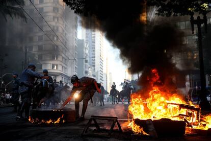 Centenares de personas bloquearon las principales carreteras de Brasil y el acceso a las mayores ciudades de país con motivo de la huelga general convocada para protestar contra las reformas que impulsa el Gobierno del presidente. En la imagen, manifestantes bloquean una de las avenida principales de Sao Paulo.