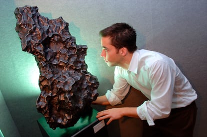 Meteorito caído en Argentina y expuesto en la firma Bonhams de Nueva York, que lo sacará a subasta.