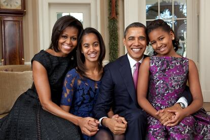 Barack, Michelle Obama, y sus hijas Malia y Sasha, en un retrato familiar en el despacho Oval, en diciembre de 2011.