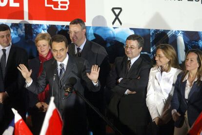 El líder socialista, José Luis Rodríguez Zapatero, celebrando el triunfo del PSOE en las elecciones legislativas y autonómicas andaluzas, en la sede socialista de Ferraz (Madrid), acompañado por Trinidad Jiménez (desde la derecha), Carme Chacón, José Blanco y Jesús Caldera, en la noche del 14 de marzo de 2004.