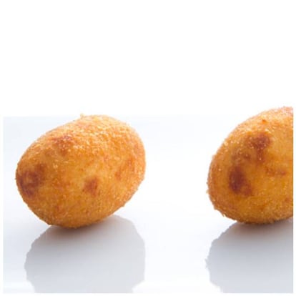 Croqueta Joselito by Vía Láctea (12€, ración). Nacho Solana se llevó el premio a la Mejor Croqueta en el último Madrifusión. Lo consiguió por una receta en la que incluye jamón serrano por partida doble. Por un lado, para el lógico relleno tras realizar la bechamel; por otro, para infusionar el aceite con el que se prepara el 'roux' inicial. Ojo, este último jamón luego se descarta.
<a href="http://www.restaurantesolana.com/">Solana.</a> La Bien Aparecida, 11, Ampuero. Cantabria.