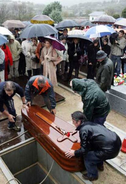 El féretro con los restos mortales de Francisco Fernández Ochoa, único campeón olímpico invernal español y que falleció ayer a los 56 años, en el momento del entierro hoy en el Cementerio Católico Municipal de Cercedilla, tras el funeral que se ofició en la Parroquia de San Sebastián de este pueblo de la sierra madrileña.