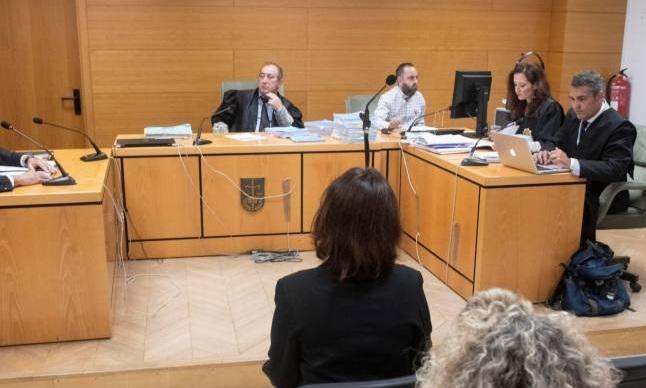 El juez Manuel PIñar, al fondo, durante el juicio a Juana Rivas.