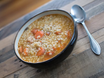 Un bol de sopa con pasta de estrellas.