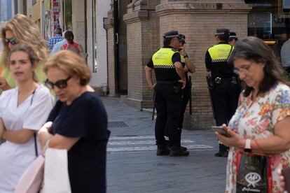 Cuatro policías locales, este viernes en el centro de Sevilla.