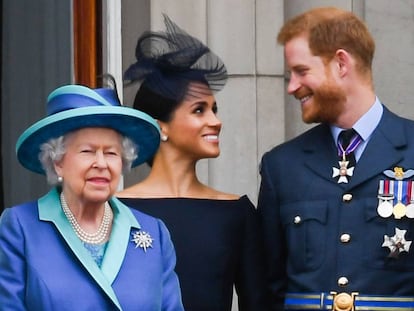 La reina Isabel II, con Meghan Markle y el príncipe Enrique, en julio pasado.