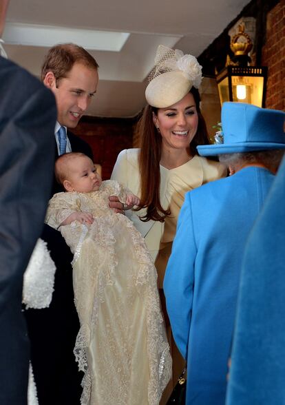 El príncipe Jorge con su abuela, la reina Isabel de Inglaterra, y sus padres, los duques de Cambridge, a la entrada de la capilla de St. James.