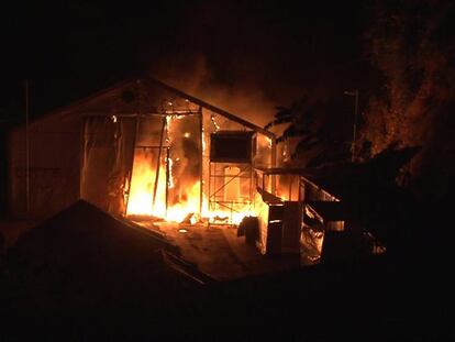 Una tienda arde el jueves en el campo de refugiados de Souda. 