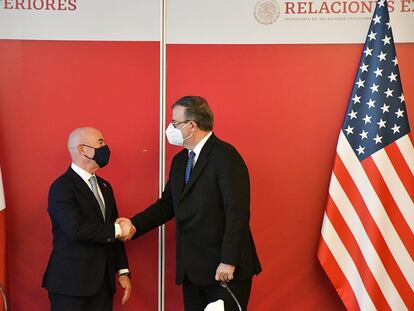 El canciller Marcelo Ebrard y el secretario de Seguridad Nacional de Estados Unidos, Alejandro Mayorkas, al término de una reunión en la Ciudad de México.