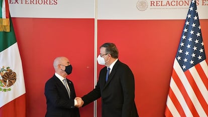 O chanceler Marcelo Ebrard e o secretário de Segurança Doméstica dos Estados Unidos, Alejandro Mayorkas, após uma reunião na Cidade do México.