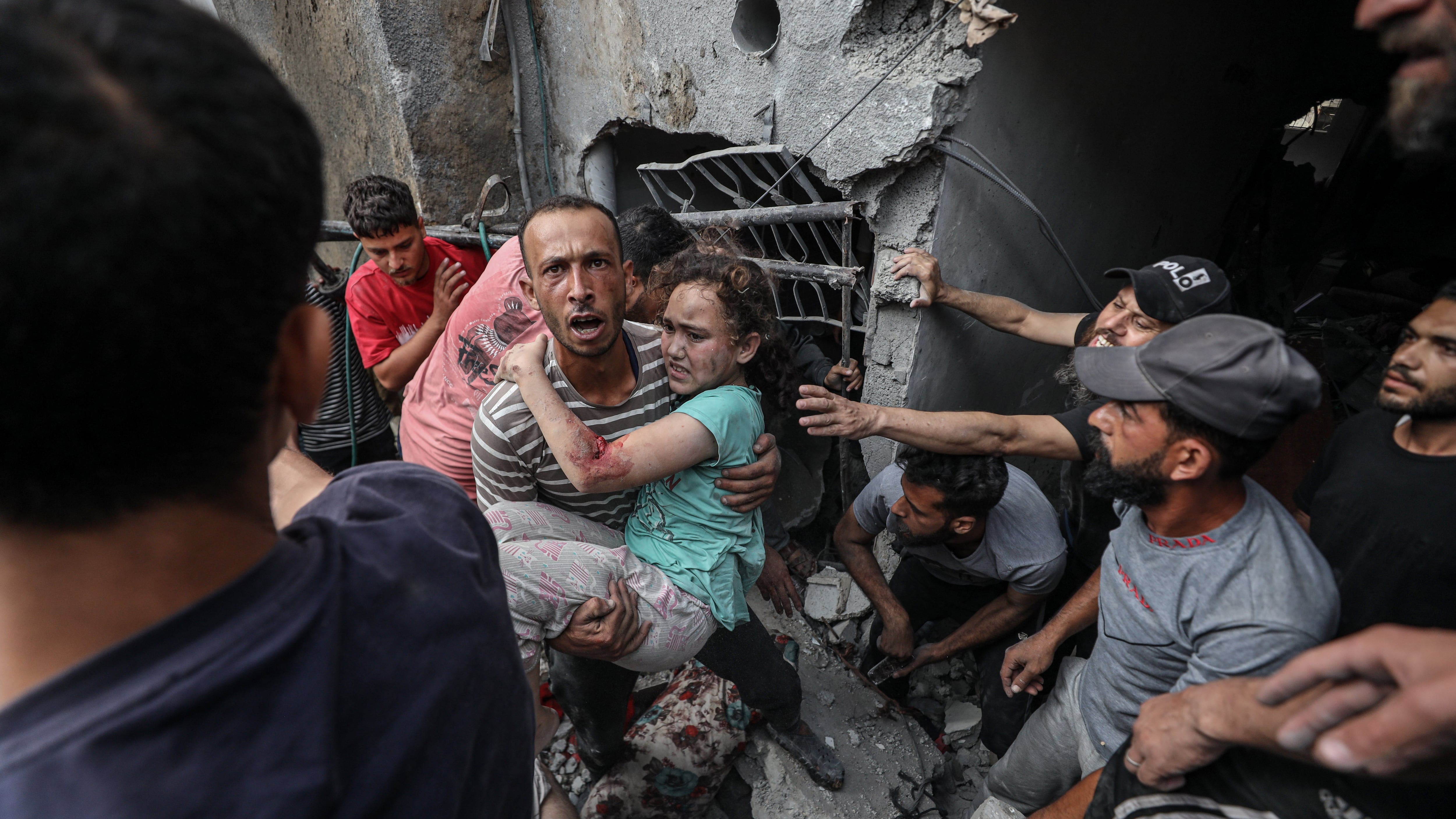Las tropas terrestres israelíes entran en Gaza por el norte y el sur para tomar más territorio