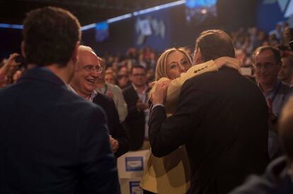 Cristina Cifuentes se abraza a Mariano Rajoy en la inauguración de la Convención del PP de Sevilla.