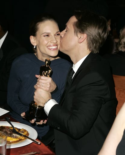 Hilary Swank y su marido Chad Lowe junto al Oscar de la actriz por 'Million Dollar Baby', el 27 de febrero de 2005.