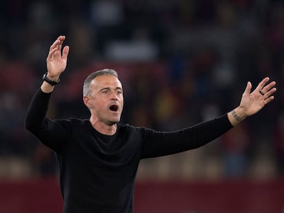 Luis Enrique celebra la clasificación de España para el Mundial de Qatar 2022 tras derrotar el domingo a Suecia (1-0) en el estadio La Cartuja de Sevilla. (Photo by JORGE GUERRERO / AFP)