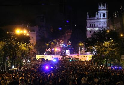 Aficionados celebrando la victoria del Real Madrid, en Cibeles.