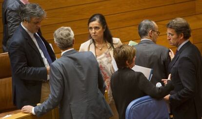 Feijóo, primero por la derecha, con otros miembros de su partido ayer en el hemiciclo.