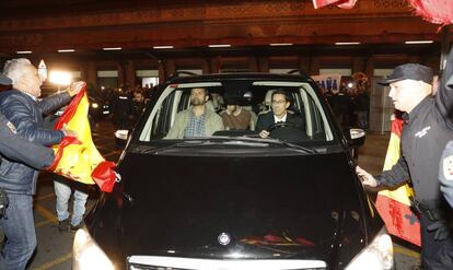 Llegada de los miembros de la Mesa del Parlament a Madrid anoche. 
