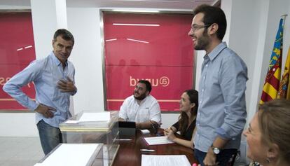 El candidato a las primarias de UPyD para la presidencia de la Generalitat Toni Cantó en la votación de este sábado.