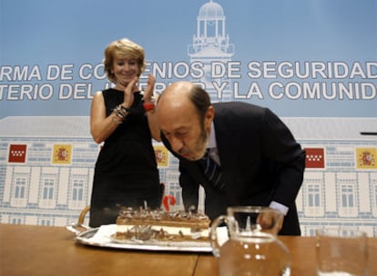 Rubalcaba sopla las velas de una tarta de cumpleaños en presencia de Aguirre el pasado 28 de julio.