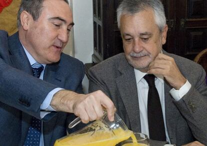 El alcalde de Palma del Río, José Antonio Ruiz, con el presidente andaluz, José Antonio Griñán.
