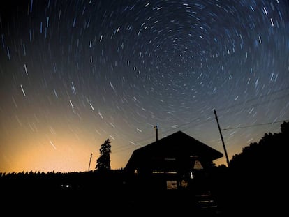 Fotografía de larga exposición durante una noche de estrellas fugaces