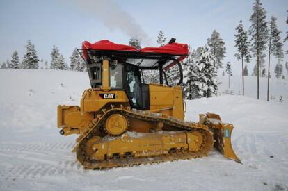 Uno de los dos 'bulldozer' que llevará la expedición, durante el entrenamiento en Suecia.