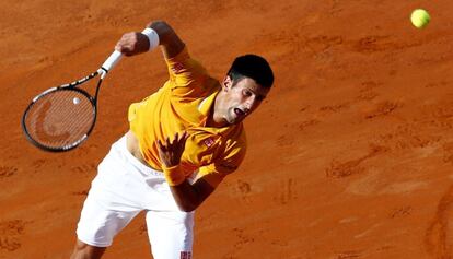 Djokovic sirve durante la final contra Federer.