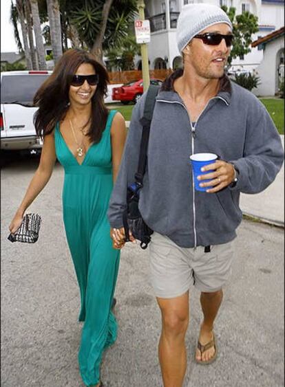 La modelo Camila Alves y su novio Matthew McConaughey.