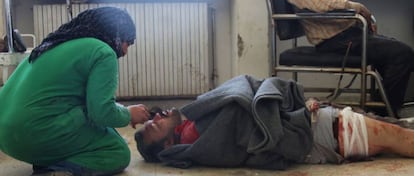 Un hombre herido en los bombardeos es atendido en Idlib