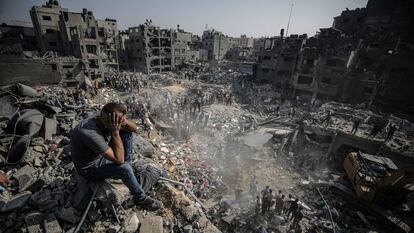 Un hombre sentado sobre escombros tras el bombardeo israelí sobre el campo de refugiados de Yabalia, en Gaza, el 1 de noviembre. 