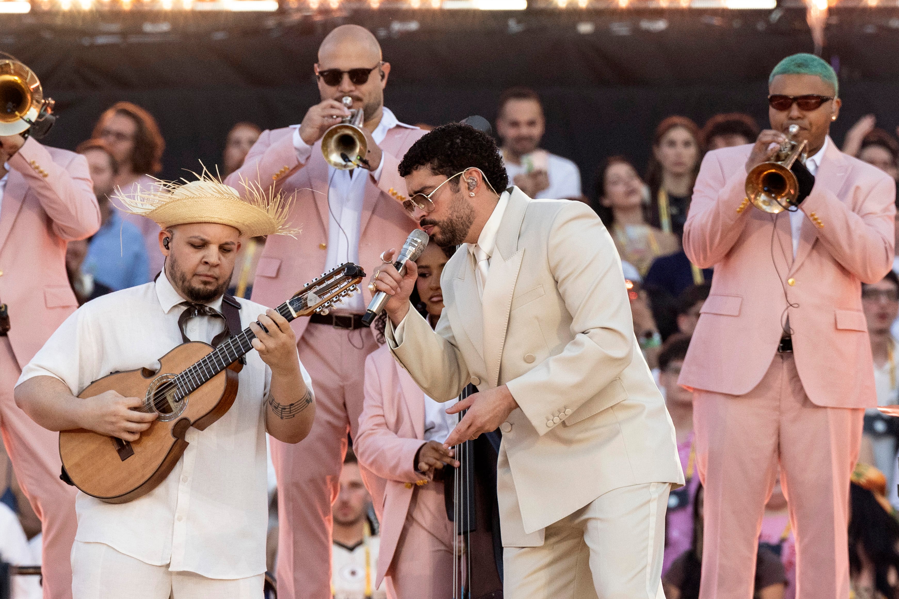 Bad Bunny, en otro momento del concierto, rodeado de su banda.