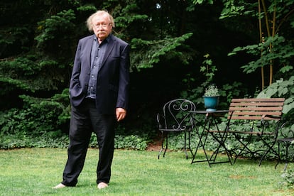 Peter Sloterdijk fotografiado para 'Ideas' en el jardín que compartido de su urbanización de Berlín, este 24 de junio.