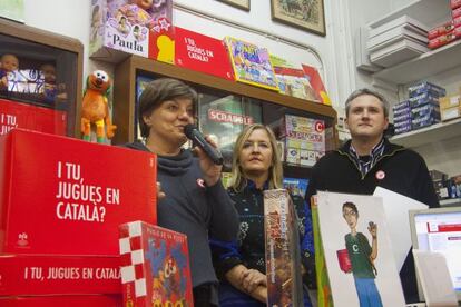 La directora general de Pol&iacute;tica Ling&uuml;&iacute;stica, Yvonne Griley (centro), en la presentaci&oacute;n de &#039;I tu, jugues en catal&agrave;?&#039;.