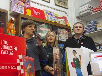 La directora general de Política Lingüística, Yvonne Griley (centro), en la presentación de 'I tu, jugues en català?'.
