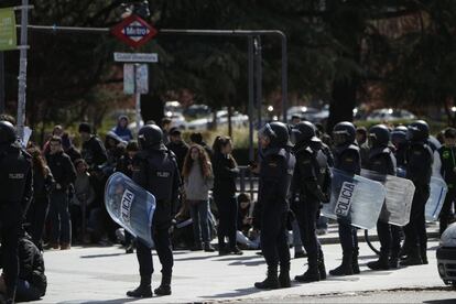 La mayor parte de la protesta ha sido llevada a cabo en términos pacíficos y ante una gran presencia policial.