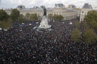 Cientos de personas se concentran en la plaza de la República de París durante la manifestación en protesta por el asesinato del profesor Samuel Paty. Este domingo se celebran en Francia importantes manifestaciones en homenaje al profesor asesinado el viernes por haber mostrado a sus alumnos unas caricaturas de Mahoma, un atentado por el que han sido detenidas 10 personas.