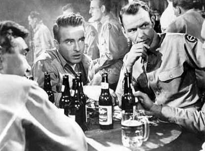 Montgomery Clift y Frank Sinatra (a la derecha), en un fotograma de <i>De aquí a la eternidad</i>.