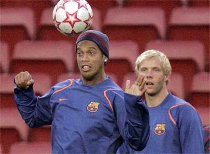 Gudjohnsen observa a Ronaldinho durante un entrenamiento