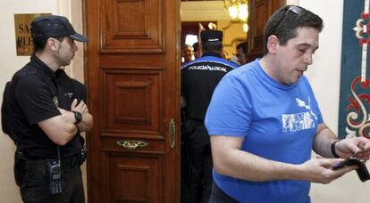 Entrada al salón de plenos custodiada por la policía, mientras los huelguistas estaban dentro con el alcalde.